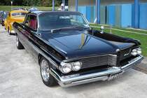 Ein Pontiac Bonneville aus den 1960er Jahren wartet auf auf seinen Auftritt im Festzelt der US-Car-Show in Grefrath im August 2010. 