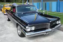 Ein Pontiac Bonneville aus den 1960er Jahren wartet auf auf seinen Auftritt im Festzelt der US-Car-Show in Grefrath im August 2010. 
