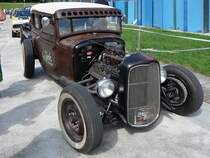 Ein Ford Coupe von ca. 1931 wartet auf auf seinen Auftritt im Festzelt der US-Car-Show in Grefrath im August 2010.