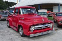 Ein Ford F-100 der zweiten Baureihe, gebaut um ca. 1955, auf der US-Car-Show in Grefrath im August 2010.
