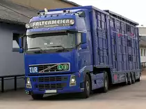 VOLVO-460 von Faltermeier-Tansporte hat Zuchtrinder bei den FIH-Stallungen geladen;110416