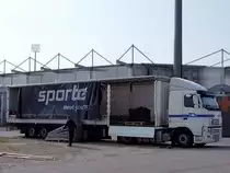 VOLVO FH-480 mit sporteo-auflieger wird nach den CUP- bzw. Bundesligafu�ballspielen in Ried wieder beladen;110425