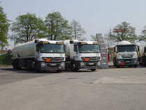 Zwei Mercedes Benz Tankzge in Hanauer Hafen durch den Zaun fotografiert am 24.04.11 