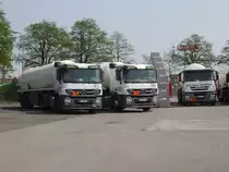 Zwei Mercedes Benz Tankz�ge in Hanauer Hafen durch den Zaun fotografiert am 24.04.11 