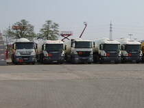 Drei Scnania,ein Mercedes und ein IVECO Tanksattelzug in Hanau am 24.04.11 durch den Zaun fotografeirt  