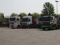 Zwei DAF und ein MAN Asphalt Kocher am 24.04.11 in Hanau durch den Zaun fotografiert 