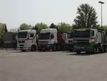 Zwei DAF und ein MAN Asphalt Kocher am 24.04.11 in Hanau durch den Zaun fotografiert 