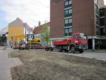 MAN TGA 2-Achskipper mit Tieflader und Kettenbagger JCB JZ 140 am 16.04.2011 in BS.