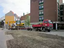 MAN TGA 2-Achskipper mit Tieflader und Kettenbagger JCB JZ 140 am 16.04.2011 in BS.