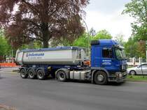 MB Actros 1841 Kippsattelzug am 26.04.2011 in Berlin-Schmargendorf.