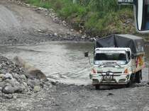 Ein Hino Kleinlastwagen klettert aus einer Flussfurt nahe Macas, Ecuador am 16.02.2011.