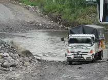 Ein Hino Kleinlastwagen klettert aus einer Flussfurt nahe Macas, Ecuador am 16.02.2011.
