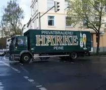 Meredes 1833, am 12.04.2011 in Hannover/Phillipsbornstra�e.