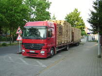 Ein Mercedes Benz Actros mit vielen Paletten am 26.04.11 in Neu-Isenburg 