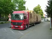 Ein Mercedes Benz Actros mit vielen Paletten am 26.04.11 in Neu-Isenburg 
