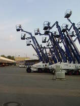 Ein Arbeitsbhnen Ballet am 26.04.11 in Neu-Isenburg durch den Zaun fotografiert 