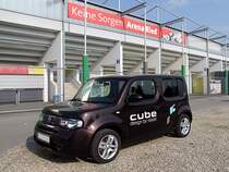 NISSAN CUBE vor der Keine-Sorgen-Arena-Ried;110224
