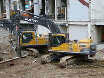Volvo - Bagger in einer Baugrube in Frankfurt/Main am 12.04.08