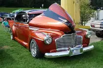 Der Buick Century, gebaut um 1941, mit offener Motorhaube auf der US-Car-Show in Grefrath im August 2010.