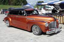Der Buick Century, gebaut um 1941, dreht eine Runde auf der US-Car-Show in Grefrath im August 2010.