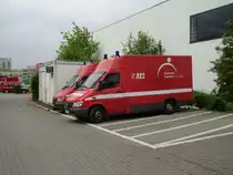 Zwei Mercedes Benz Sprinter der Berufsfeuerwehr Frankfurt am Main am 27.04.11 an der Feuerwache 1 durch den Zaun fotografiert 