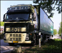 20.04.2011:  Volvo FH mit 400 PS -Antrieb hat ein schattiges Pltzchen gefunden...