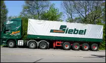 20.04.2011: auf 7 Achsen verteilt er sein Gewicht - der Mercedes Actros 2546 unterwegs f�r das Haus Siebel - Transporte.. 