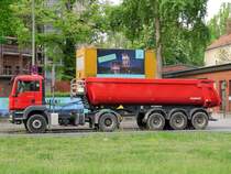 MAN TGS 18 400 mit Schmitz Kippsattel am 28.04.2011 in Berlin-Westend