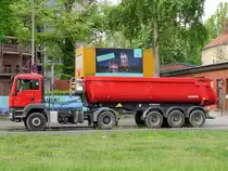 MAN TGS 18 400 mit Schmitz Kippsattel am 28.04.2011 in Berlin-Westend