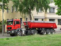 MAN TGS 18.400 Kippsattelzug am 28.04.2011 in Berlin-Westend