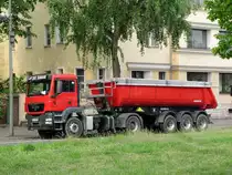 MAN TGS 18.400 Kippsattelzug am 28.04.2011 in Berlin-Westend