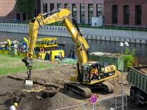 Cat 324D LN-VA Raupenbagger am 27.04.2011 im Hafen Berlin-Tempelhof 