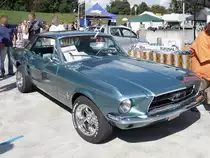 Ein Ford Mustang der ersten Baureihe, gebaut 1967, auf der US-Car-Show in Grefrath im August 2010.
Besonderes Gimmick: Um die Antenne kreist eine Lockheed P-51 Mustang. Ein kurzes Video davon gibt es hier:
http://www.bahnbilder.de/videobetrachter.php?site=flugzeugvideos.eu&id=1256&md=c37b0ac810fdf38a7480413150fe1fe5&ratio=