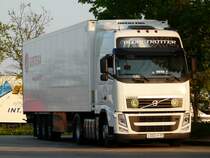 Volvo FH 460 mit Khlauflieger von  Girteka  aus Russland am Abend des 21.04.2011 auf der Rastanlage Frankenhhe an der A6