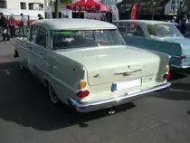 Heckansicht eines Opel Kapit�n P-LV. 1959 - 1963. Von diesem Oberklasse-Opel wurden 145.618 Einheiten produziert, von denen ca. 100.000 St�ck in den Export gingen.  Der 6-Zylinderreihenmotor mit 2.605 cm� leistete 90 PS. Ein solcher Luxuswagen war 1959 ab DM 9.975,00 zu haben. Saisoner�ffnung am D�sseldorfer Meilenwerk 10.04.2011.