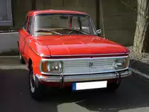 NSU 1200. 1967 - 1973. Der 1200´er war quasi die letzte Ausbaustufe des NSU Prinz 1000. Durch den l�ngeren Vorderbau konnte ein wenig mehr Stauraum gewonnen werden, allerdings zu Lasten der Fahrdynamik. Der 4-Zylinderreihenmotor mit 1.177 cm� leistete 55 PS. Saisoner�ffnung am D�sseldorfer Meilenwerk 10.04.2011.