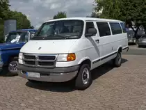 Ein Dodge Ram Wagon der dritten Generation, gebaut 1994-2003, auf dem Au�engel�nde der US-Car-Show in Grefrath im August 2010. 2004 wurde diese Baureihe durch den Mercedes Sprinter ersetzt.