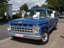 Ein Ford F-250  Camper Special  der vierten Genration, gebaut 1961-66, auf dem Auengelnde der US-Car-Show in Grefrath im August 2010.