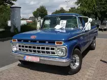 Ein Ford F-250  Camper Special  der vierten Genration, gebaut 1961-66, auf dem Au�engel�nde der US-Car-Show in Grefrath im August 2010.