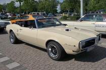 Ein Pontiac Firebird der ersten Generation, gebaut um 1968, auf dem Auengelnde der US-Car-Show in Grefrath im August 2010.