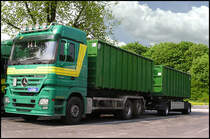 29.04.2011: ..den Hnger mit Abrollcontainer zieht ein Mercedes Actros V 8 vom Typ 2558 mit seinen 580 PS...