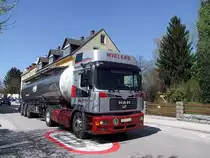 MAN 19.464 von Wielend ist mit einer Ladung Milch unterwegs;110409