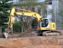 KOBELCO 235SR wartet auf einen LKW;110416