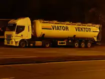 Iveco Stralis 500 mit Siloauflieger von Viator & Vektor aus Slowenien �bernachtet am S�dring in N�rnberg. 25.02.2011