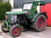 EICHER-Diesel wurde vor dem Garagentor eines  Restaurators   abgestellt; 080413