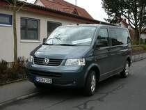 VW T5 des Traumtheaters Kleinsassen, gesehen in 36100 Petersberg-Marbach im April 2008