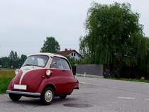 BMW-Isetta nimmt bei einer Oldtimerveranstaltung teil;110501