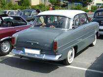 Heckansicht eines Ford Taunus 12M der vierten Serie. 1959 - 1962. Der Taunus (werksintern G13 genannt) war bereits 1952 erschienen (Weltkugeltaunus). Ein 12M kostete 1959 DM 5.555,00. Der Motor leistete 38 PS aus 1.498 cm. Fr DM 400,00 Aufpreis konnte man den 50 PS starken 12M 1.5l ordern. Ratingen Classic 08.05.2011.