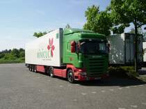 Ein Scania Sattelauflieger fr Blumen in Frankfurt am Main am 08.05.11