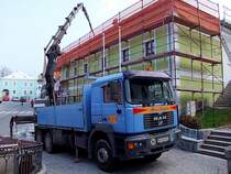 MAN FE410A hebt mit dem aufgebautem Berger-Hydraulikkran Teile zur Dachbaustelle;101103